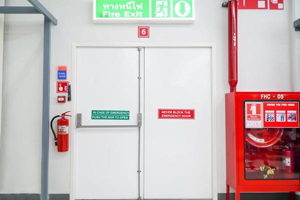 Jak drzwi przeciwpożarowe chronią życie i mienie?